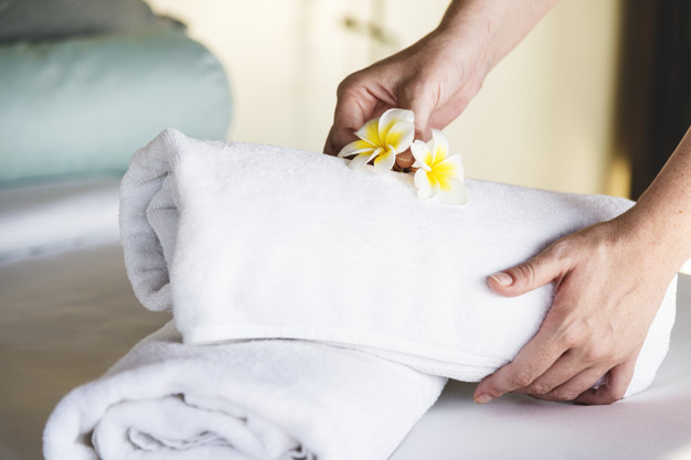 shiny white towel set